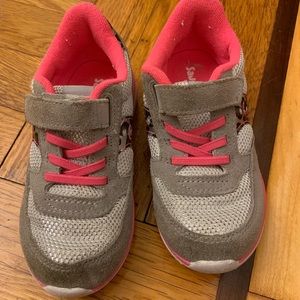 Toddler girls size 9.5 saucony sneakers. Grey